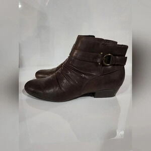 Wearever classic brown faux leather ankle boots. EUC Size 6.5